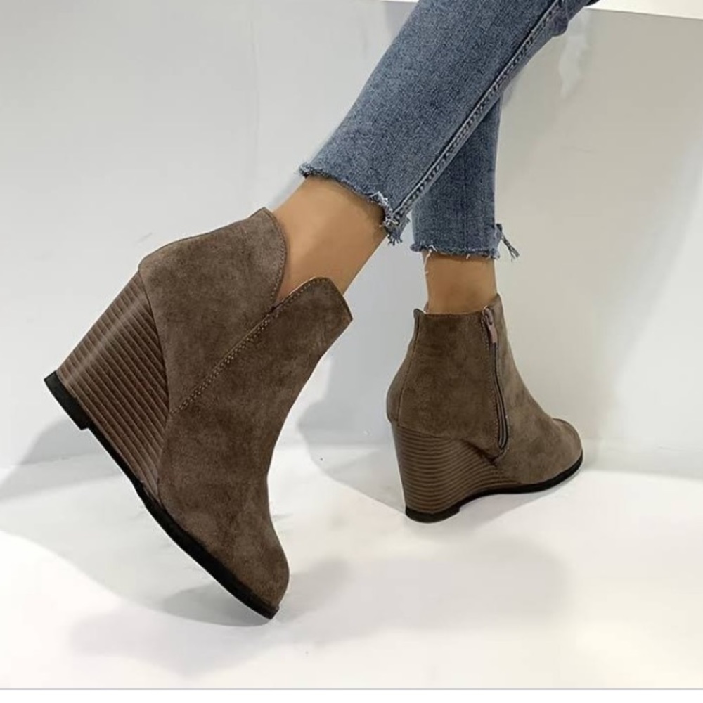 Women’s Brown Wedge Round Toe Bootie sz 8
